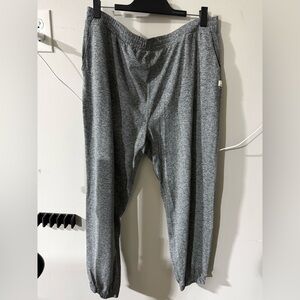 Vuori Women’s Boyfriend Joggers, Heather Grey, XXL